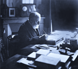 Camille Saint Saens nel suo studio